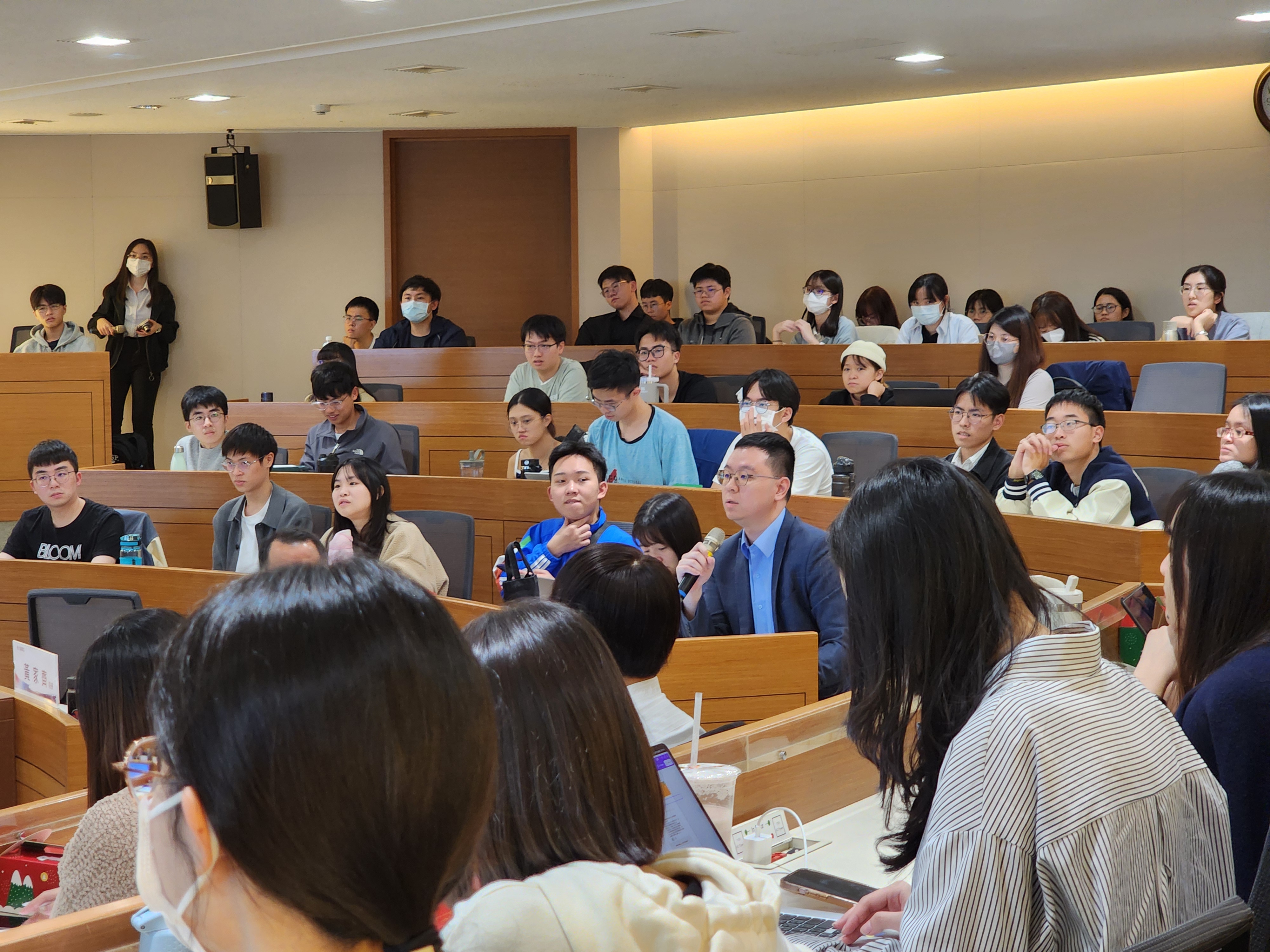 同學踴躍提問,涵蓋監理法規、虛擬資產、匯率與人才培育等面向 同學踴躍提問,涵蓋監理法規、虛擬資產、匯率與人才培育等面向