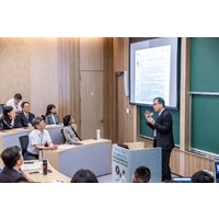照片9：臺中科技大學曾耀鋒副教授於會中報告壽險業TCFD報告書學者專家評鑑心得與建議。