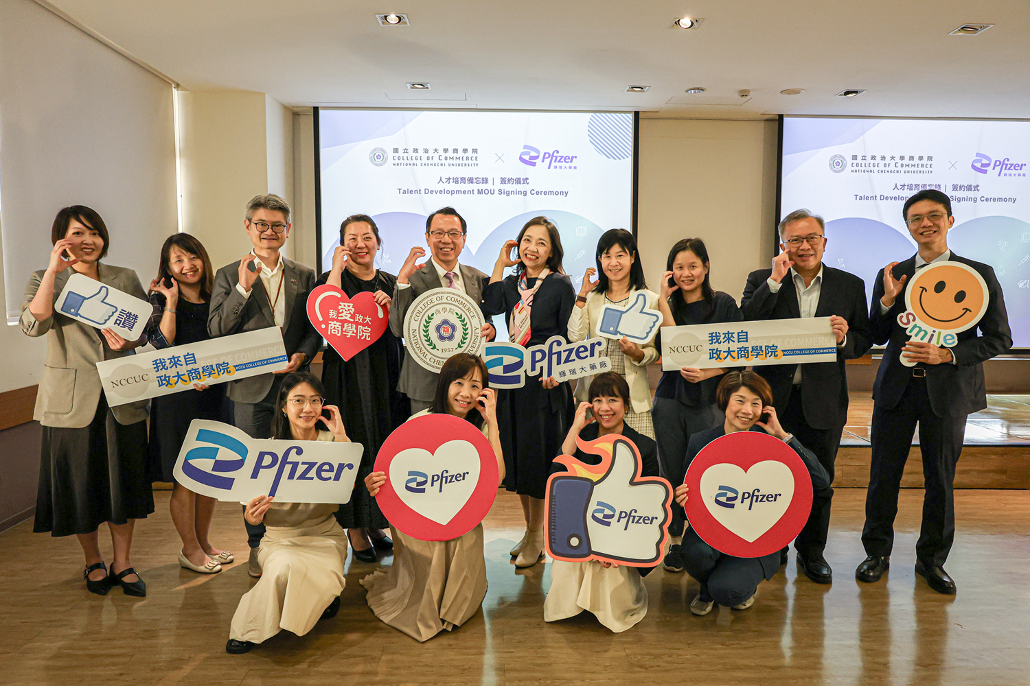 包括黃家齊院長,共有9位師長到場見證 包括黃家齊院長,共有9位師長到場見證